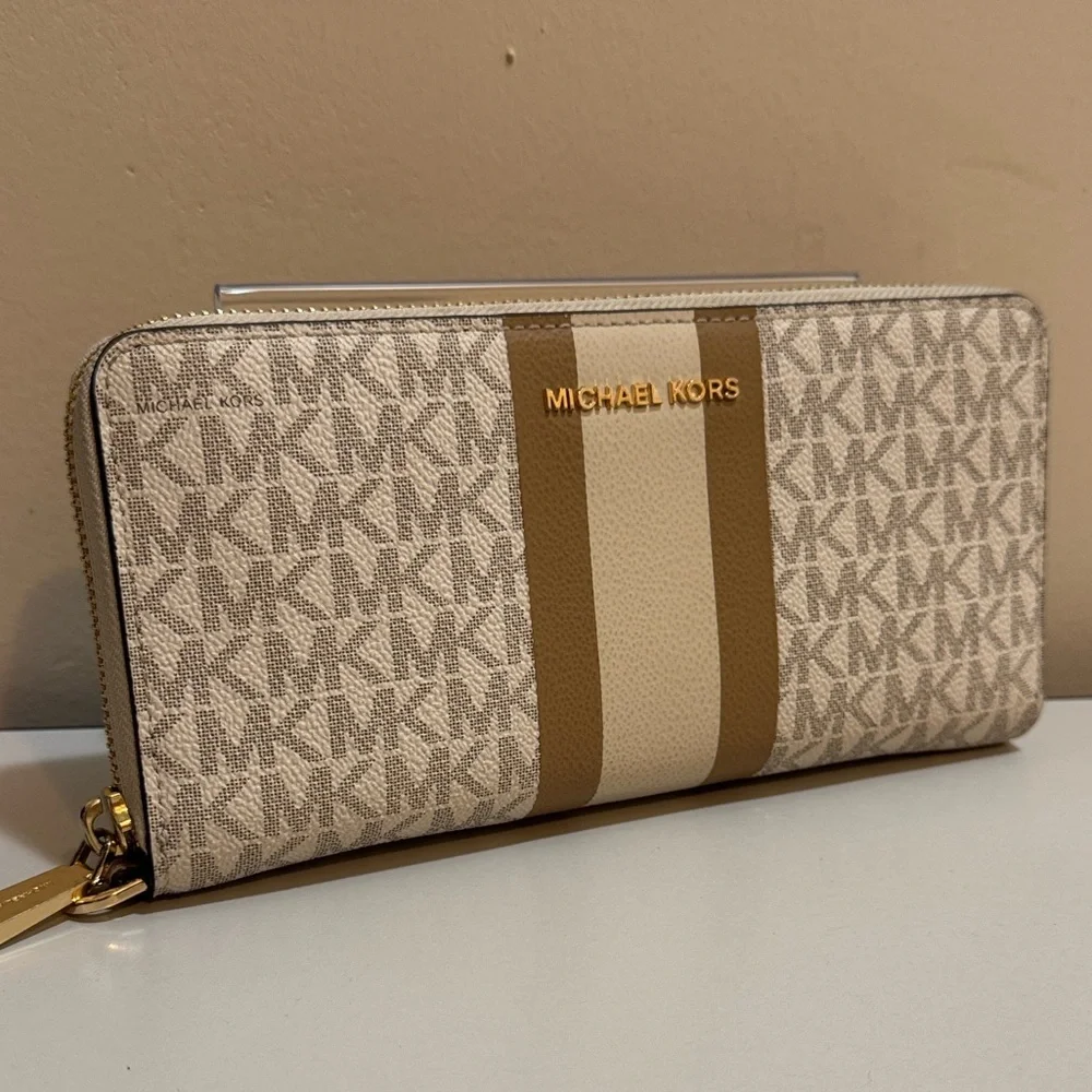 Michael Kors Cream and Gold Zip-Around Wallet - Picture 1 of 11